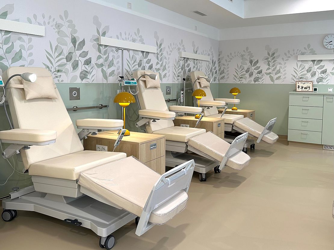 Drei moderne TherapiestĂŒhle in einem hellen, freundlich gestalteten Raum